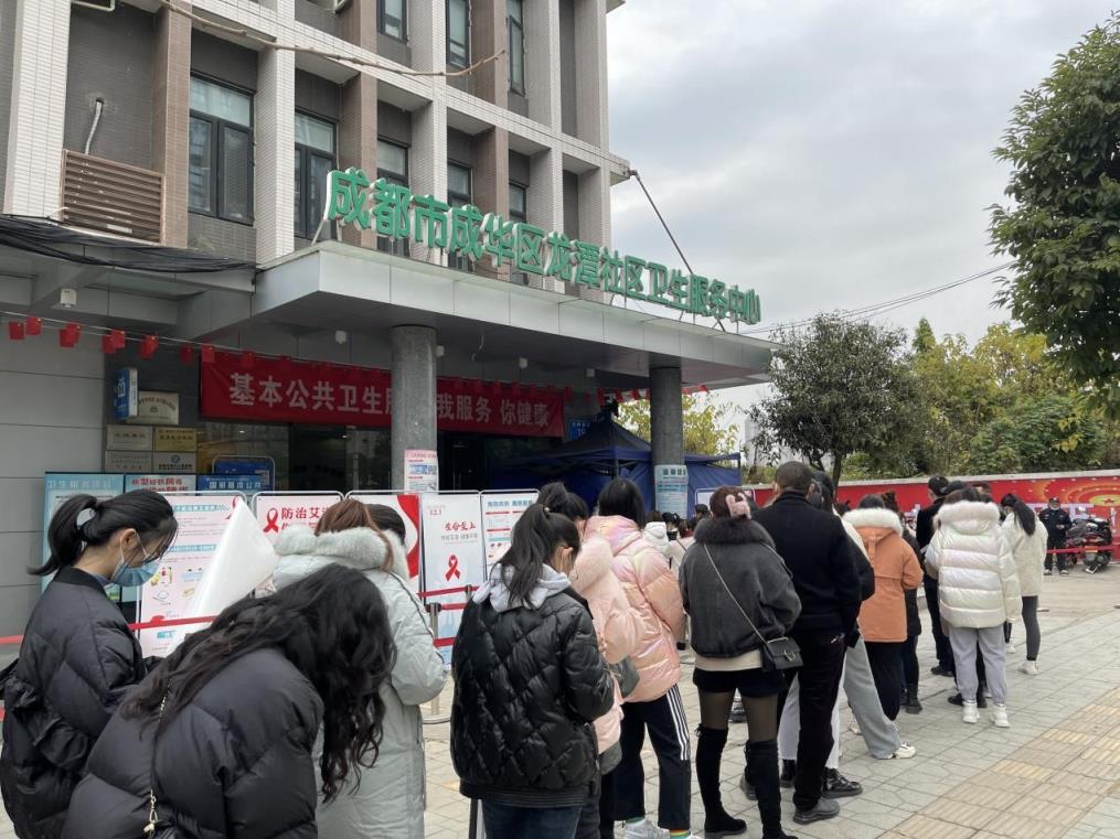 12月18日，成华区龙潭社区卫生服务中心排队打疫苗的市民.jpg