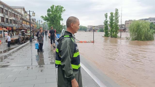 一线人员对峨眉河沿岸进行巡防值守.jpg