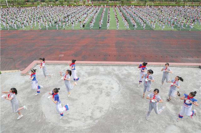 3.前锋区思源小学全校学生正在练习四川盘子。.jpg