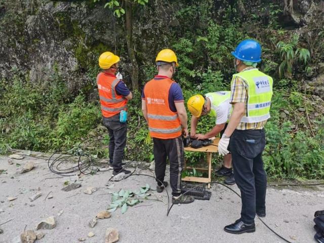 中国电信抢险人员已在宝兴和芦山之间小渔溪进行光缆抢修_副本.jpg